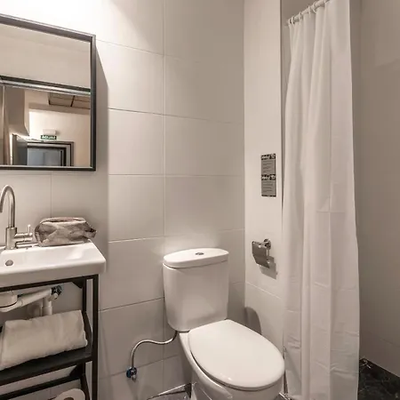 Ekoos Hostel, Eko